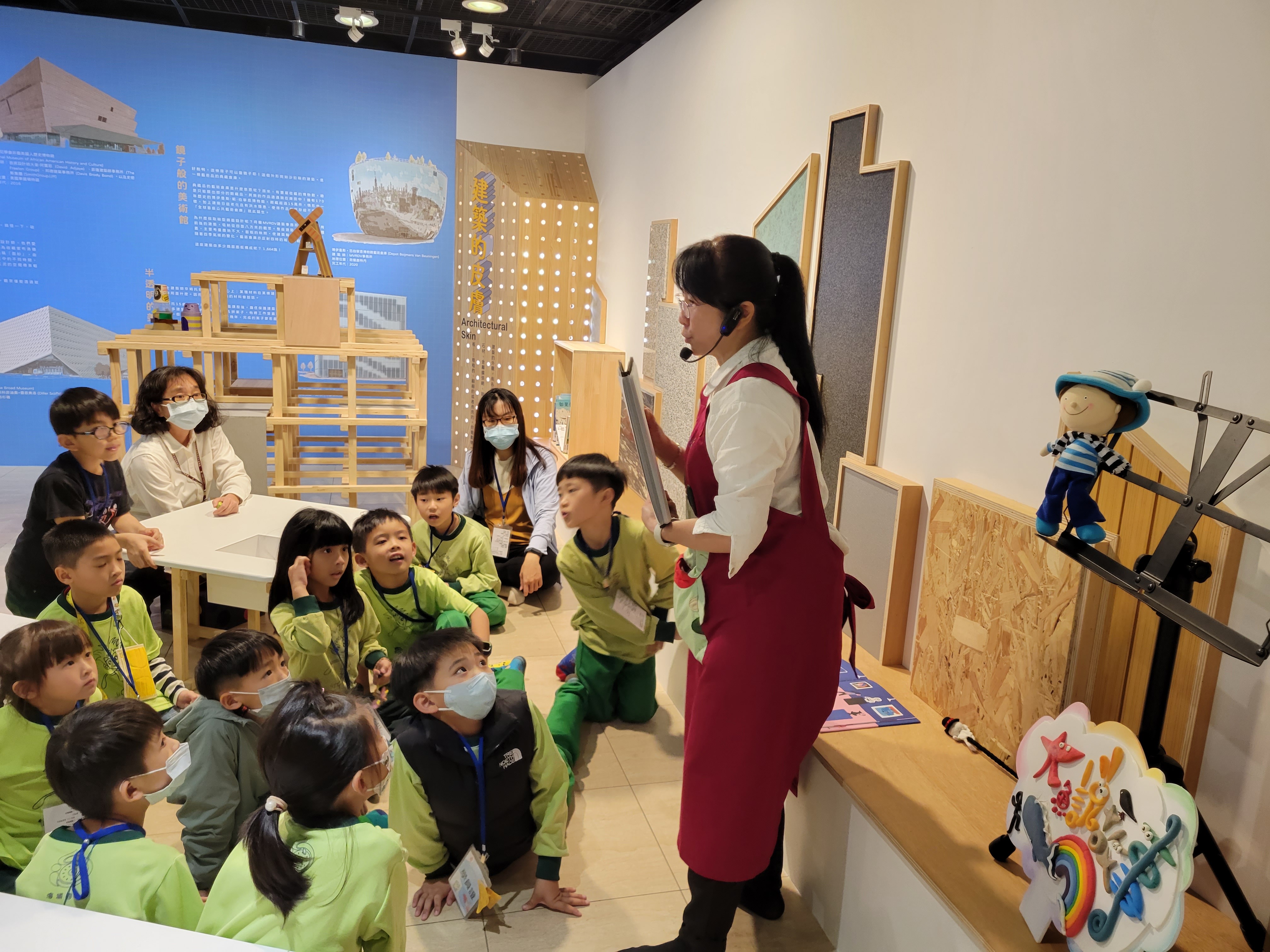 07_參觀新竹241藝術空間當期特展的大合影